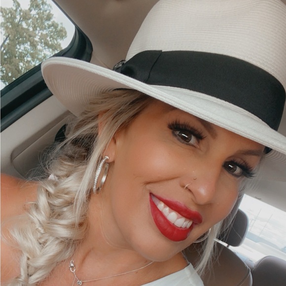 Meet your Posher, Jennifer - Picture 2 of 2